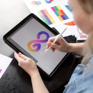 disenadora-logotipos-trabajando-tableta-grafica-branding