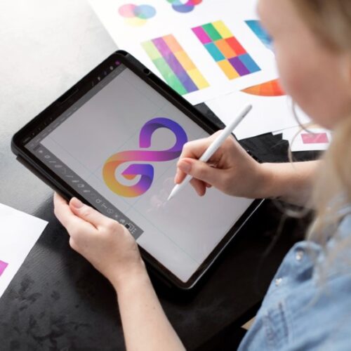disenadora-logotipos-trabajando-tableta-grafica-branding